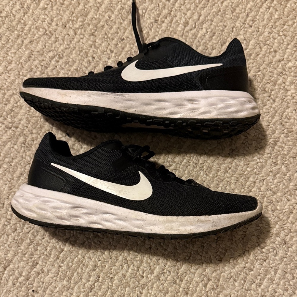 Nike Black & White Athletic Running Shoes